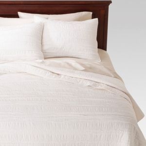 Raw Edge Threshhold White Quilt